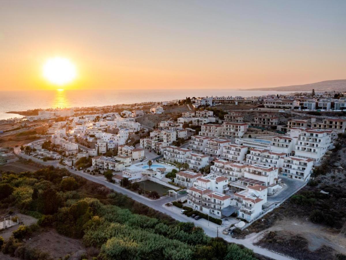 Wellclub - Wellness Family Experience Hotel Paphos Exterior photo